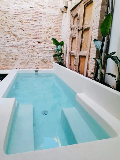Design house with swimming pool near the sea - Image 1