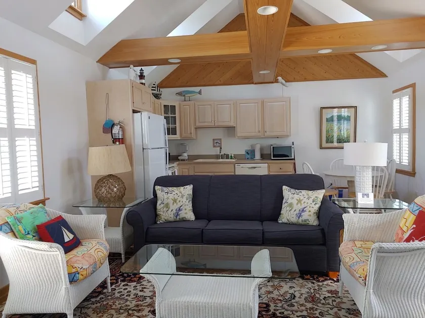 CV2A- Bright 1st floor condo unit w/shared pool! - Image 1