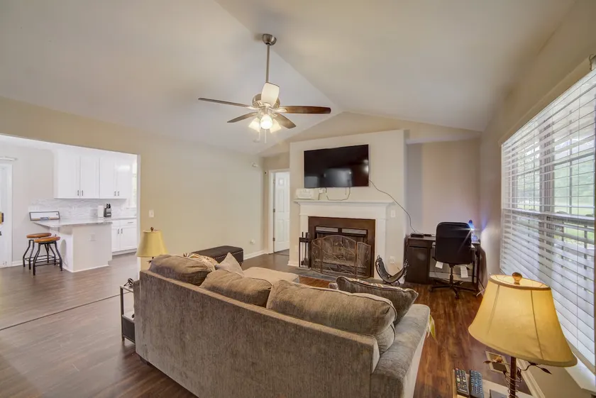 Cozy 4-bedroom home with indoor fireplace and deck - Image 1