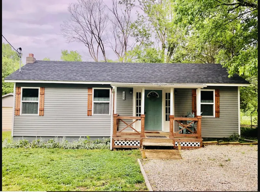 River Time Cottage Get Away! 1/2 Mile from Current River! - Image 1