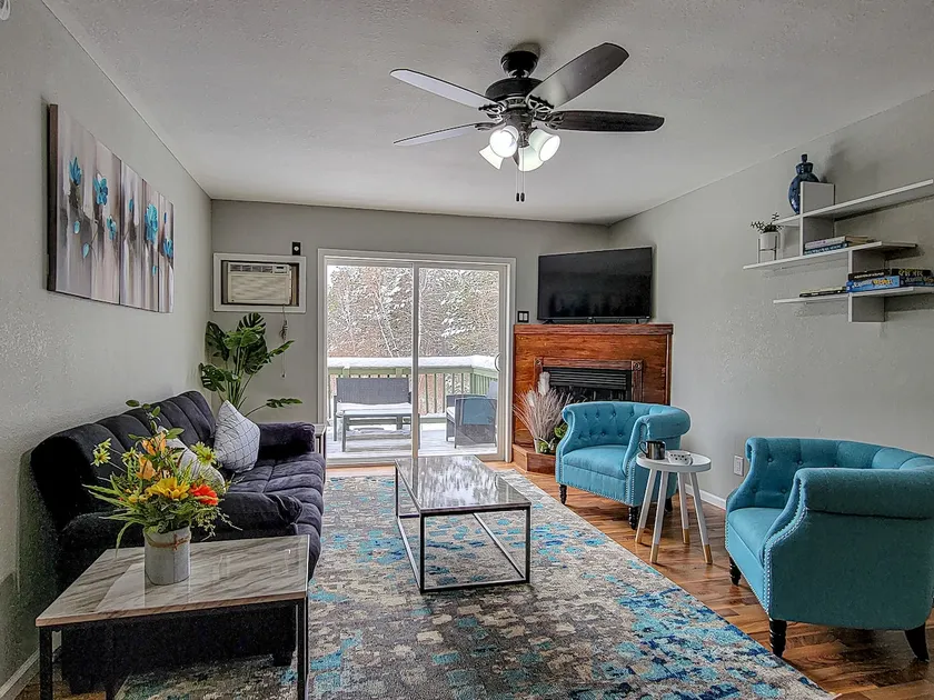 2 bedroom Hide-a-way with Balcony- minutes from Lake George - Image 1