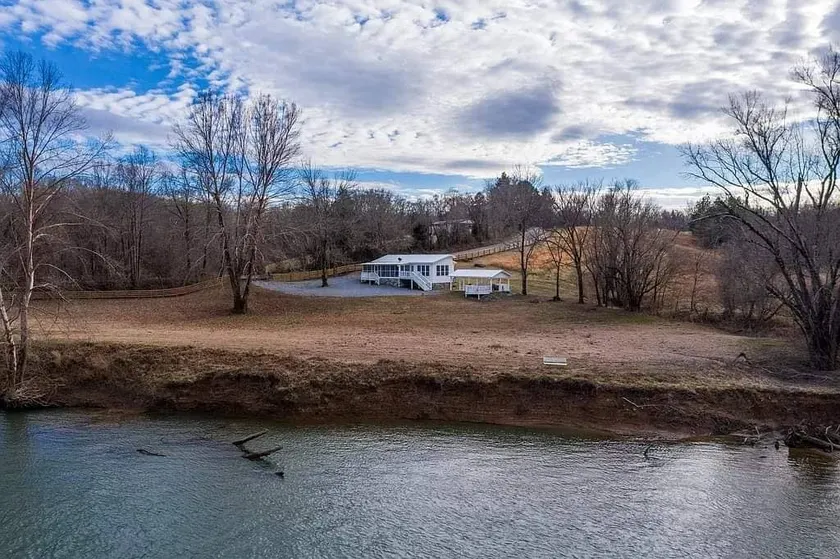 Private gated escape.3 bedroom home on the river. - Image 1