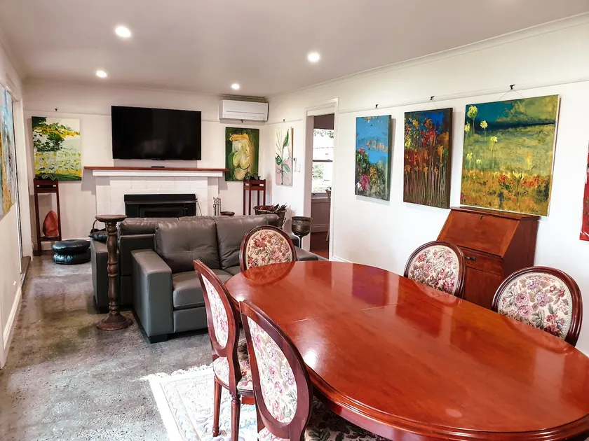Cosy 3 bedroom cottage with indoor fireplace - Image 1