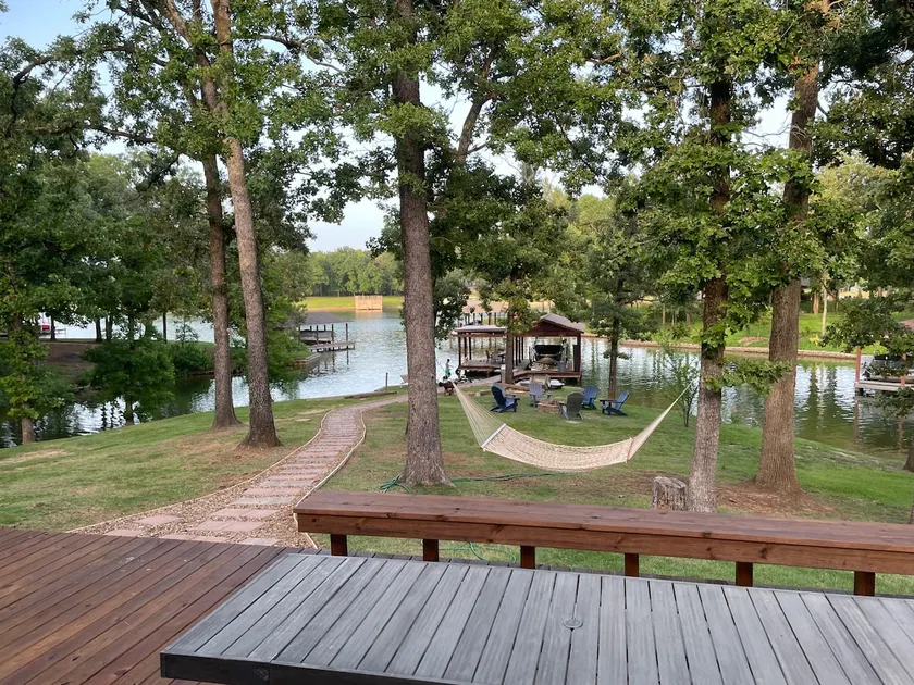 Lake House Gem: Cozy Waterfront Escape - Image 1
