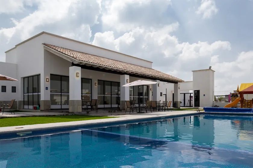 Equipped house with terrace, pool, invoice - Image 1