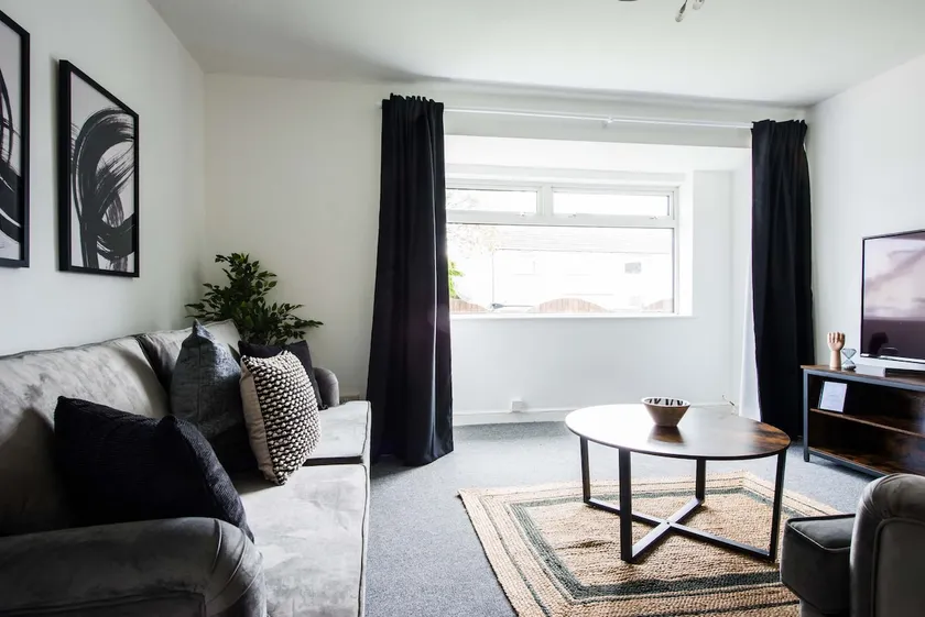 Spacious 3 bedroom Penarth home, garden & parking - Image 1