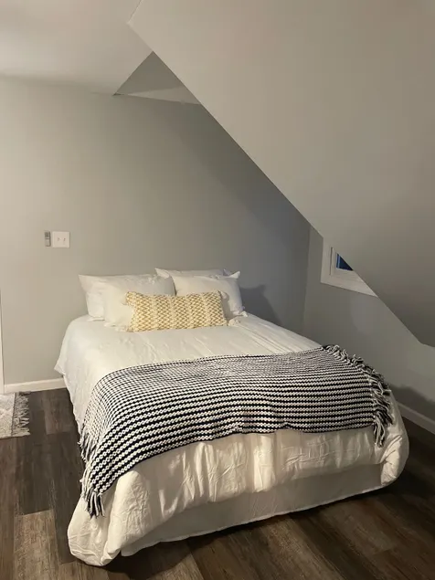 Adorable Studio Apt in the Treetops of Beechmont - Image 1