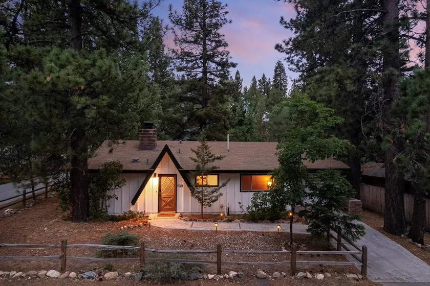 Walk To The Village! Fully Fenced and Spacious! - Image 1