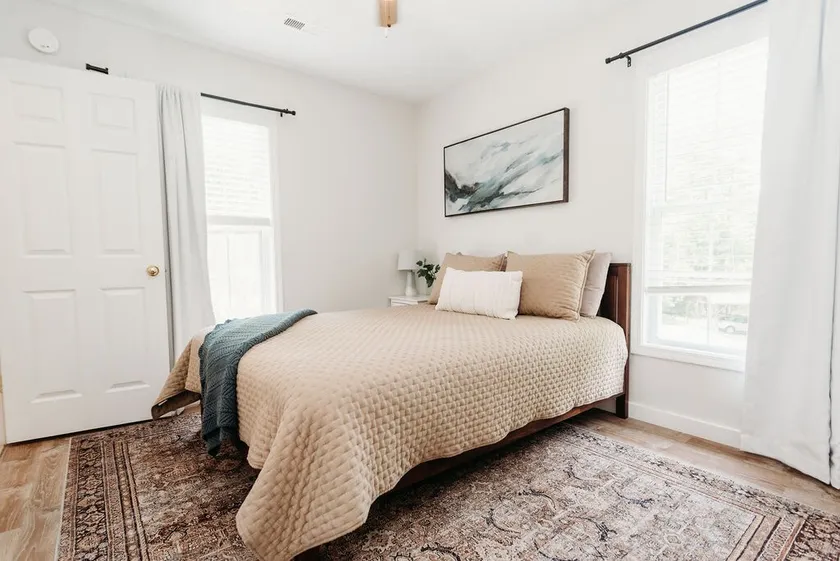 Lakefront Home in Peaceful Cove - Image 1