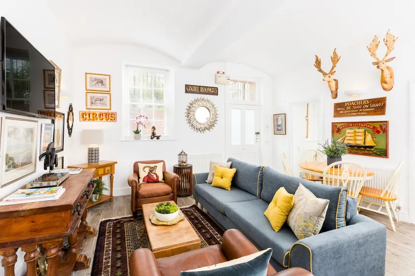 Charming vaulted apartment nr Docks with parking - Image 1