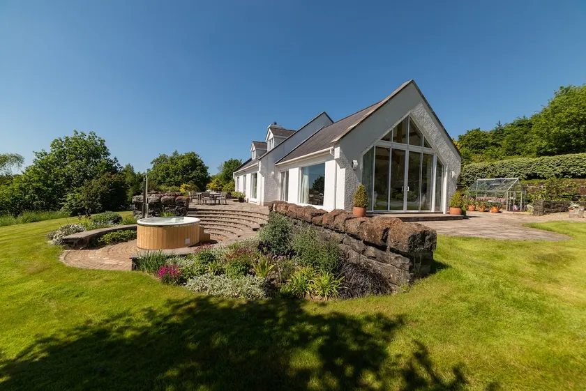 Stunning North Coast Villa, River View Hot Tub 20+ - Image 1