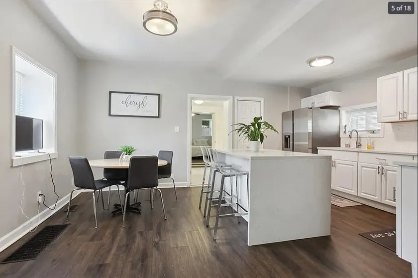 5 mins to Downtown| Spacious| KingBed|W&D - Image 1