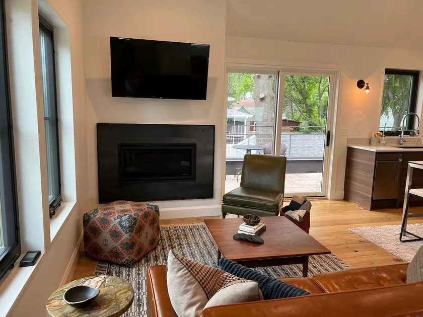 Harriet Carriage House Adorable 1BR with fireplace - Image 1