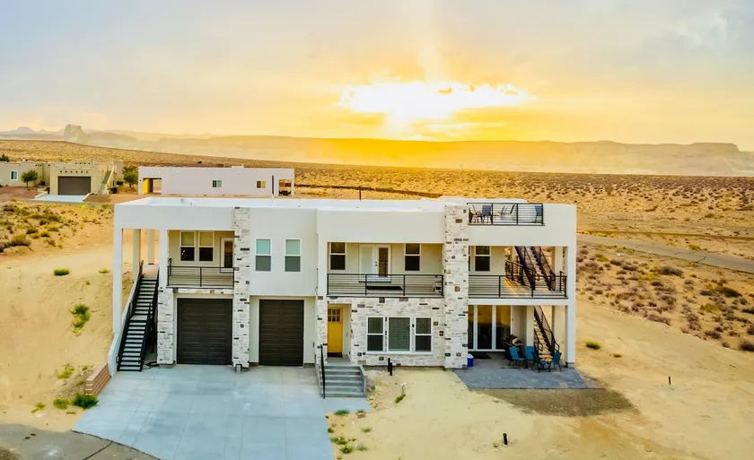 Large Luxury Lake View House w/ Beautiful Sunsets - Image 1