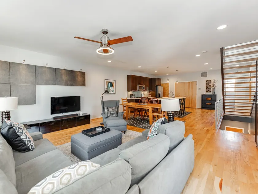 Uptown Townhouse, Rooftop Terrace, 3 Story, 2 Bed - Image 1