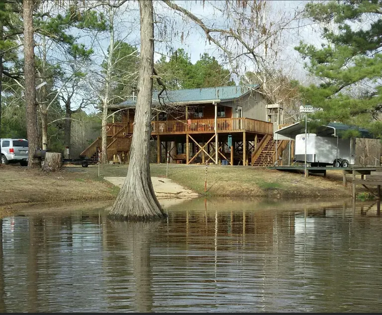 NEW WATER FRONT cabin on North Caddo Lake- private boat launch, dock, much more! - Image 1