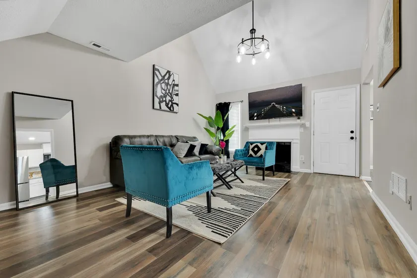 Plush Two Bedroom Retreat. A Home Away From Home! - Image 1