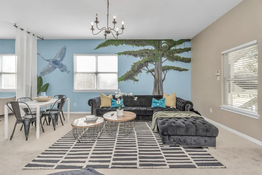 5 Miles from Airport | Short Drive to Rodeo - Image 1