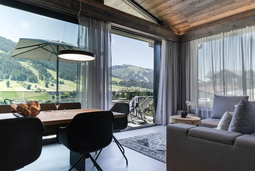 Loft with balcony & mountain view - Image 1