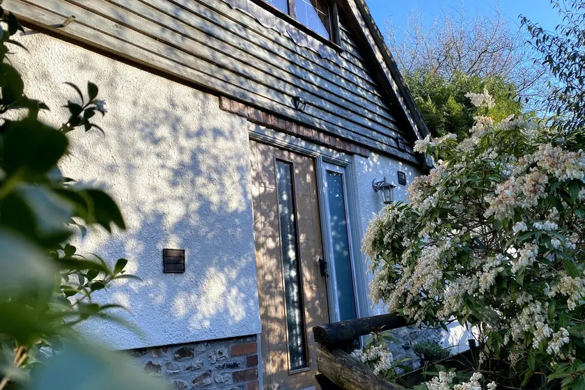 Pretty 2 bedroom home with private garden. - Image 1