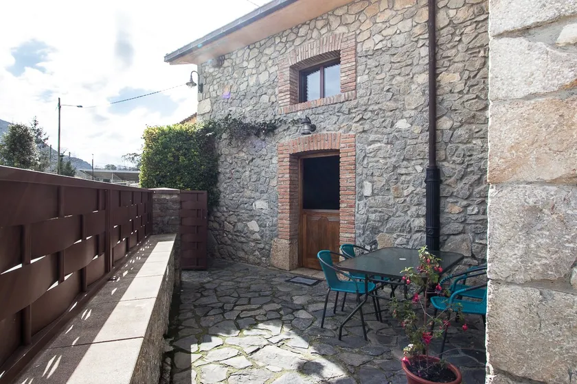 Santa Barbara, house 3 km from the beach VV-2302-AS - Image 1