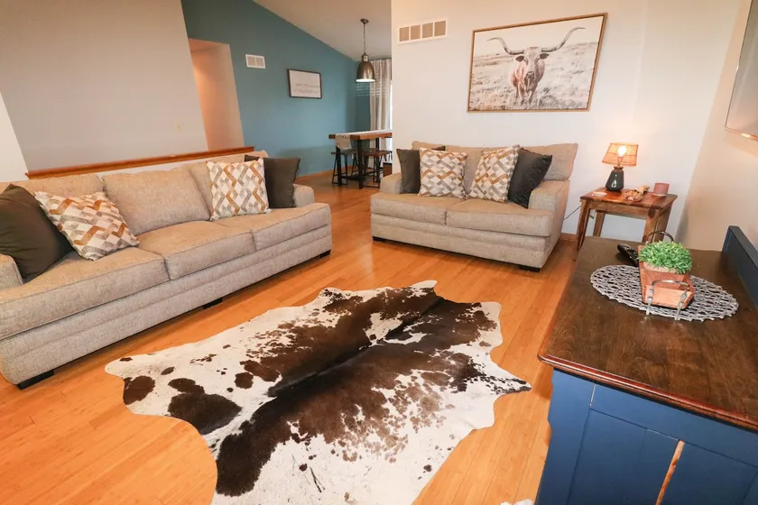 5 Bedroom Lincoln Home 10 Minutes from Downtown - Image 1