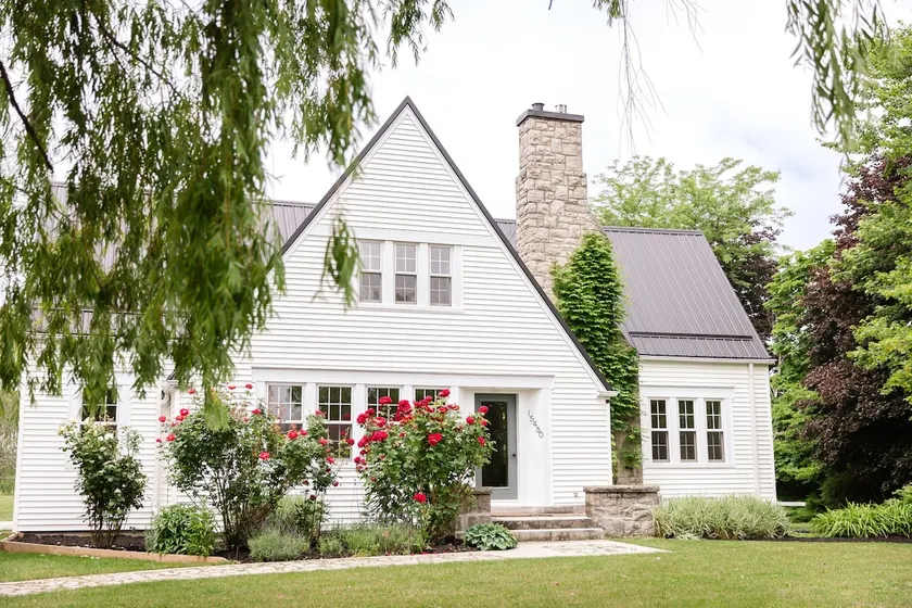 Waterfront Niagara-On-The-Lake Farmhouse on a Vineyard - Image 1