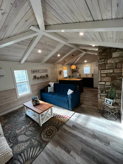 River Rock Cabin - Near Spring River and Main St - Image 1