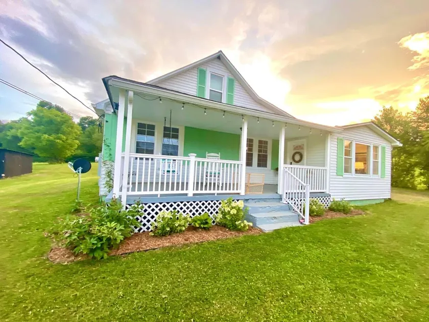 Holler Homeplace: Charming 1950s Farmhouse - Image 1