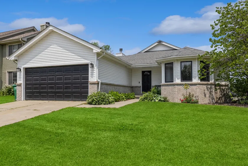 •Vibrant 4 bedroom house 2 king beds in Ankeny• - Image 1