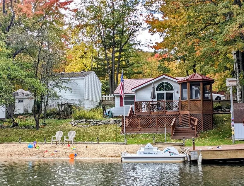 Payne's Lakeside Cottage with Private Beach - Image 1