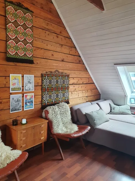 Central loft apartment with timber wall and wood burning stove. - Image 1