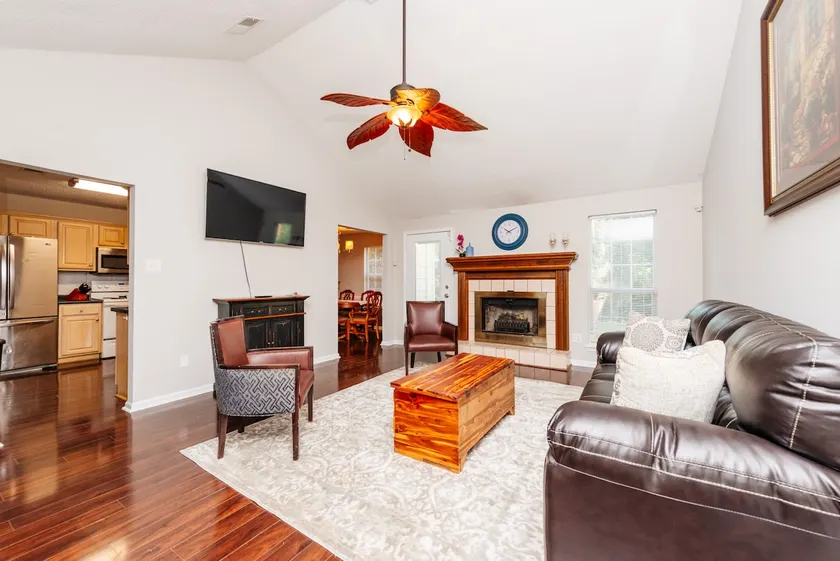 Mom's house w/king bed, 2 car Garage & Pets Welcom - Image 1