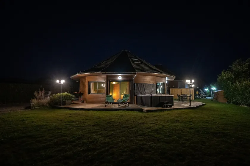 Cosy cottage with private jacuzzi – 2 to 6 guests - Image 1