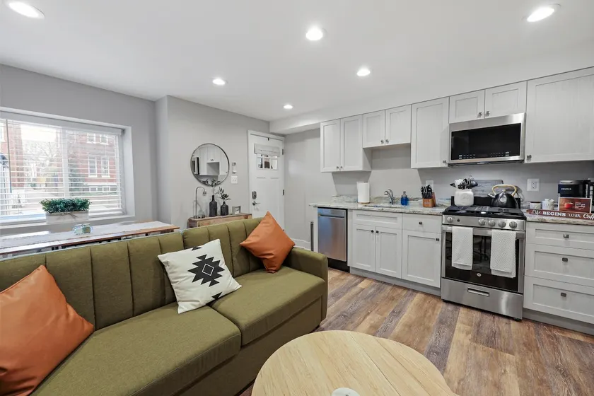 Comfy NW Gem-5 min walk to Metro/DT/Convention Ctr - Image 1