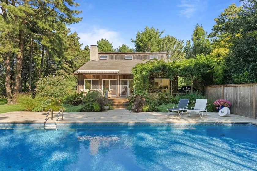 Hamptons Oasis: pool, grill, lush landscape - Image 1
