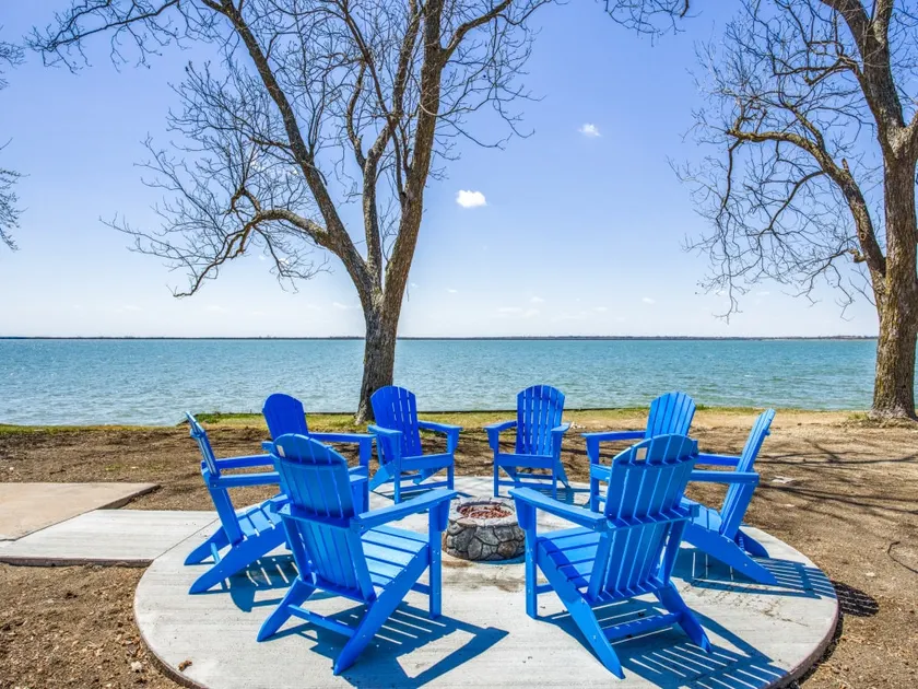 Lakefront Heath Retreat - Image 1