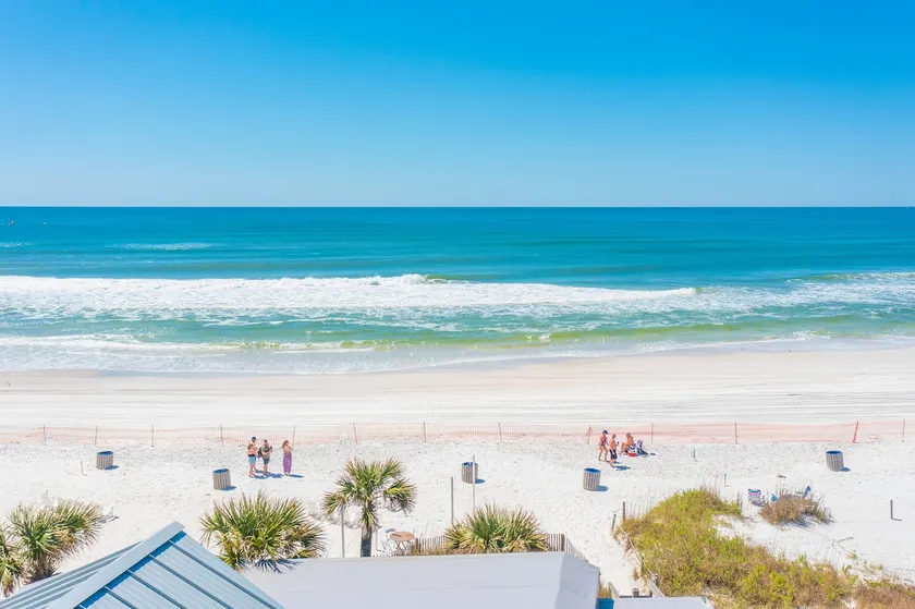 Cheerful 2-bedroom home, 1 block from beach - Image 1