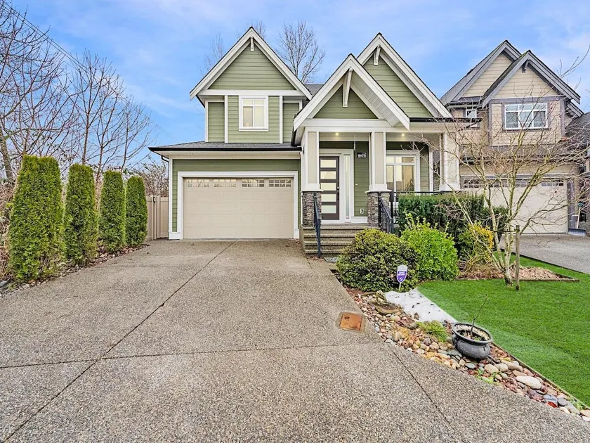 Bright airy 3 bed suite in Surrey * No Airbnb Fee* - Image 1