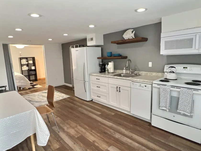 Full Kitchen W/ free parking and patio deck - Image 1