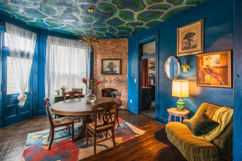 Dramatic Downtown Dwelling with 2 bedrooms - Image 1