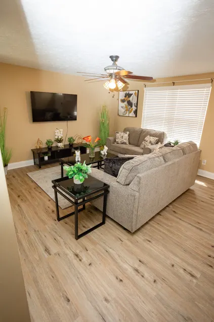 Elegant home 4 bedrooms, 5 beds, great location - Image 1