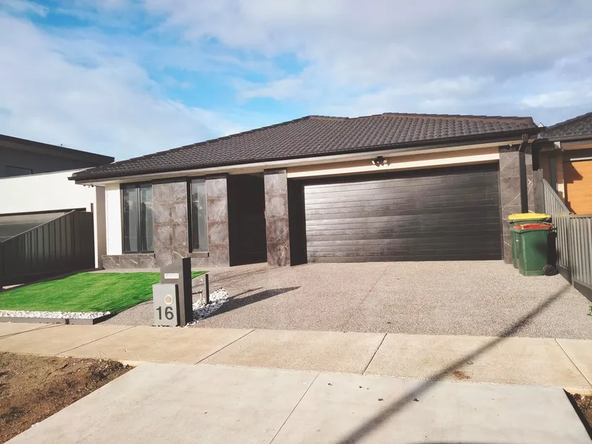 Modern 4BR Spacious house Sleeps 10 Walk to Beach - Image 1