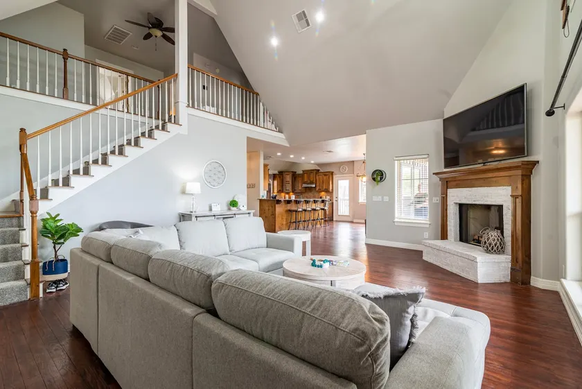 Stunning Skiatook Lake Three Story Getaway - Image 1