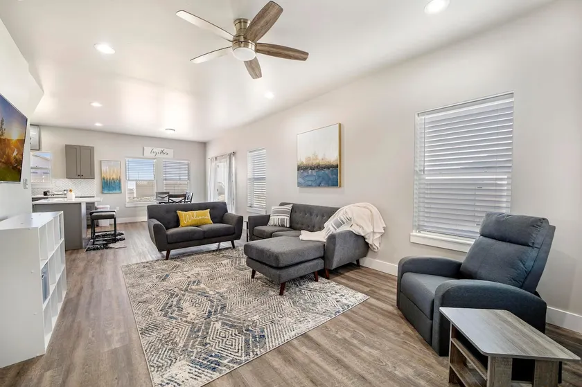 HOT TUB! 2 level townhome near St Luke’s - Image 1