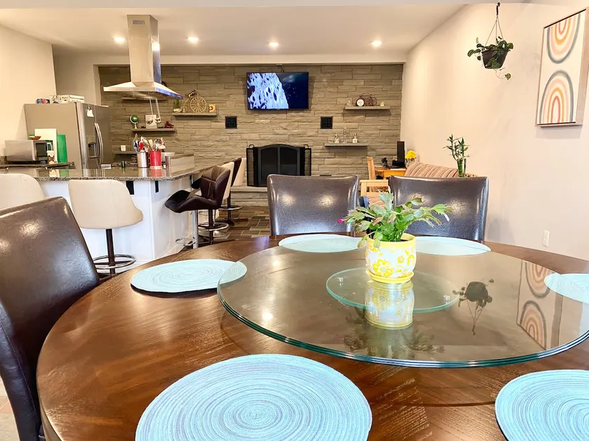Lovely 3 Bedroom Apartment with a great location! - Image 1