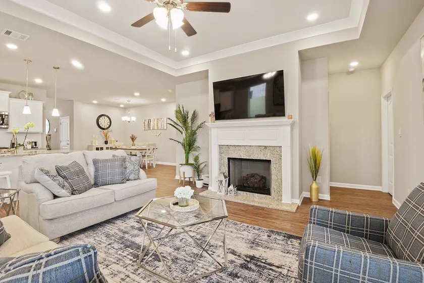 New Modern Home, Lakefront, Park & Pool, spacious 4br/3ba very safe place<br> - Image 1