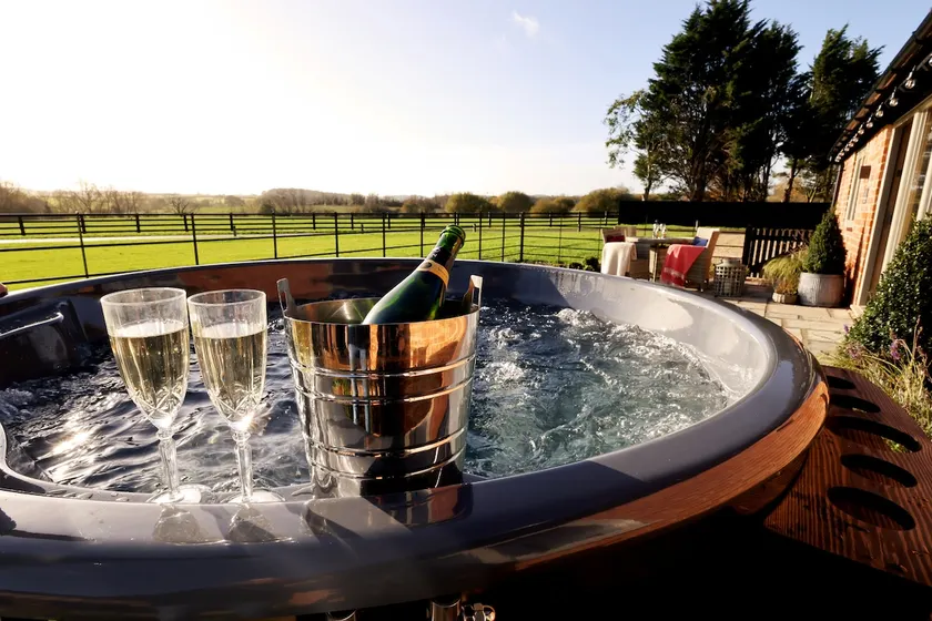 Luxury 5* Cotswold barn for 2 w/hot tub - Image 1