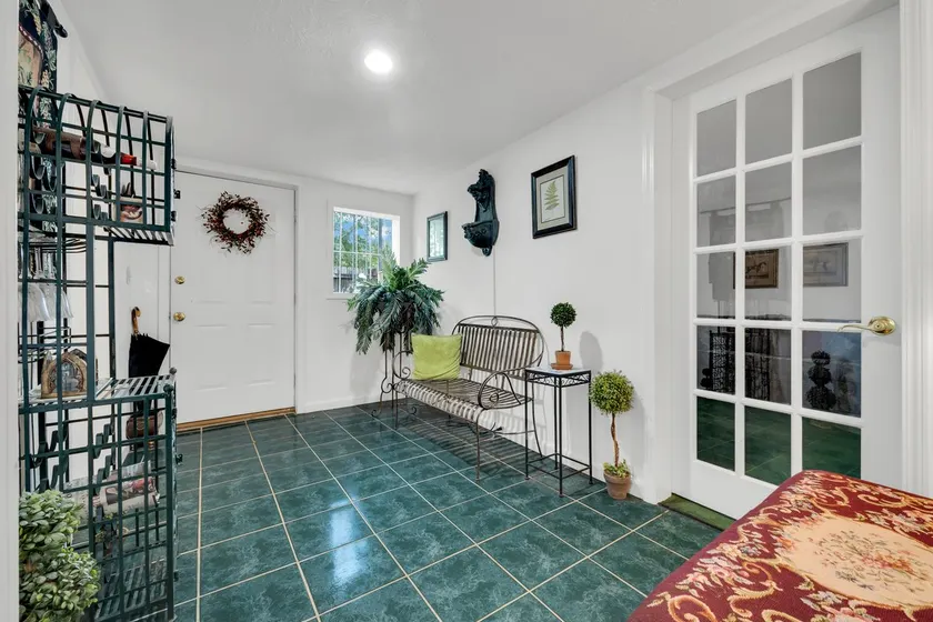 Lovely quiet apartment with large patio and garden - Image 1