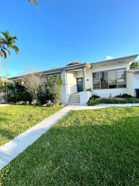 Renovated 3 bed / 3 bath in central location - Image 1
